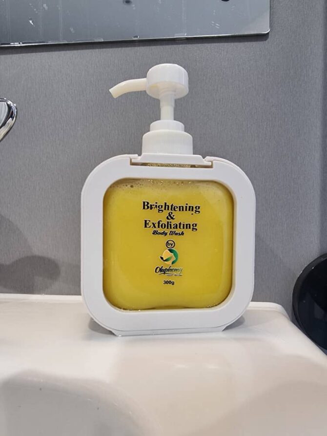 Brightening And Exfoliating Body Wash - Image 2
